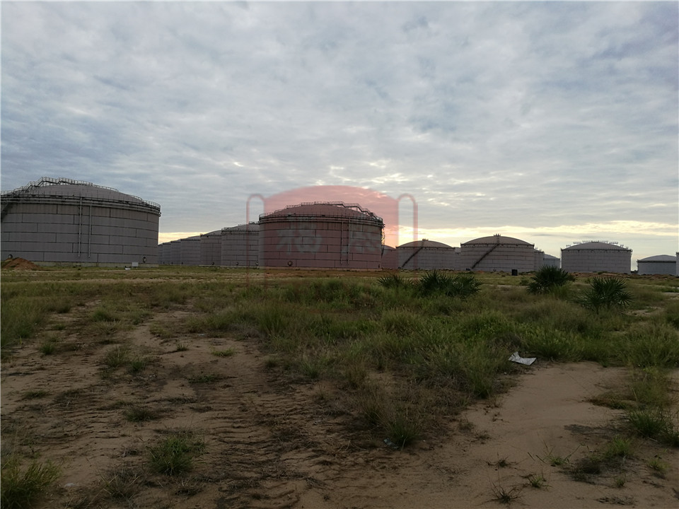 Aplicación de pintura en tanques de almacenamiento de combustible en Angola